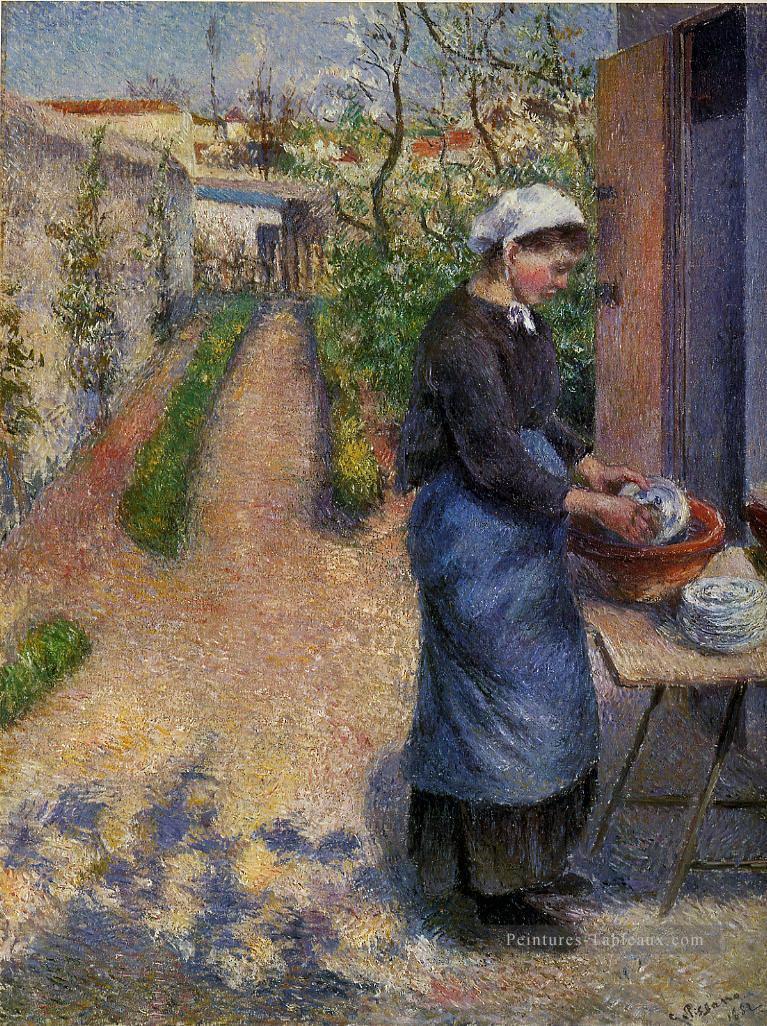 jeune femme les assiettes à laver 1882 Camille Pissarro Peintures à l'huile